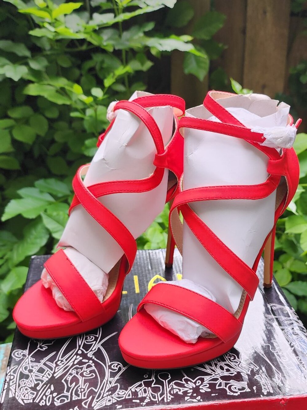 NWB Lilliana Rosanna size 7.5 HOTTIE red strappy heels 👠 ♥️